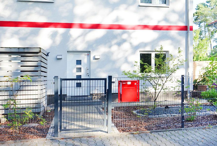 Farbig lackierte einzelne Briefkästen und Briefkastenanlagen als Hingucker im Eingangsbereich