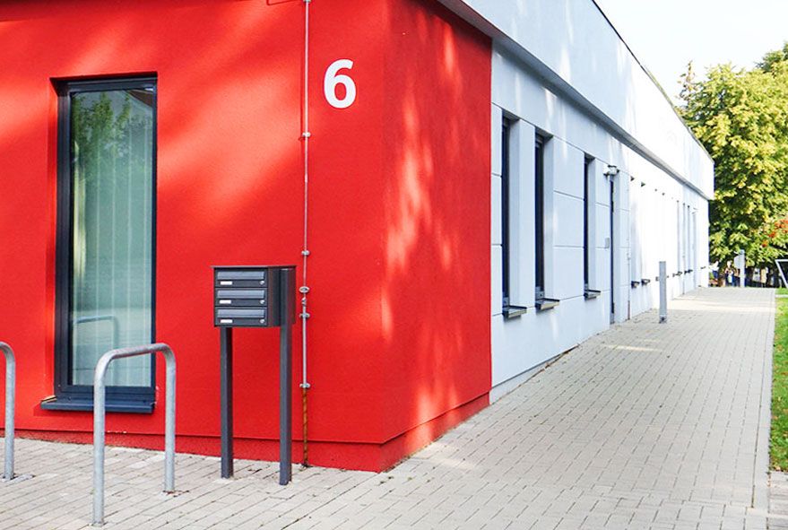 Farbliche Akzente setzen mit preiswerten Briefkastenanlagen für die Hausfassade
