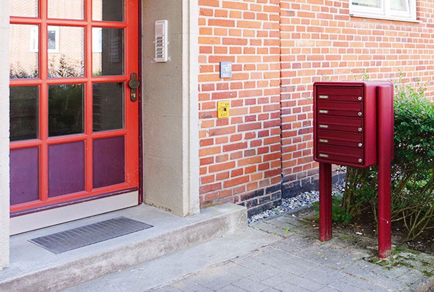 Fest im Boden verankerte Briefkastenanlagen mit 5 Fächern