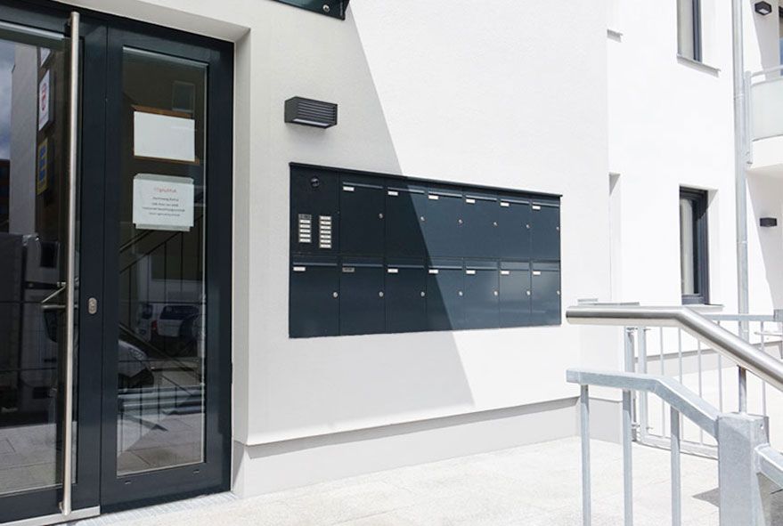 Flächenbündig eingebaute Briefkastenanlagen mit vorderseitiger Entnahme