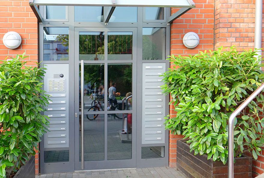 Flexible Briefkastenanlagen die am Hauseingang links und rechts montiert werden können