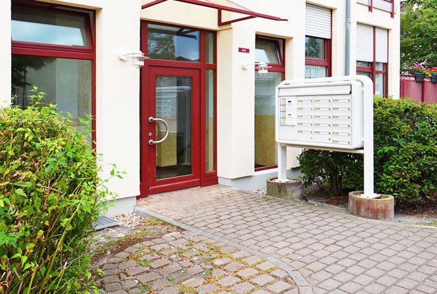 Frei wählbarer Platz zum aufstellen einer stabilen Doppelrohrstandbriefkastenanlage