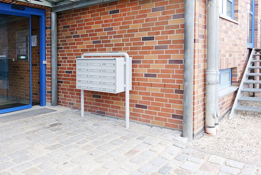Freistehend oder zur Wandmontage geeignete sichere Briefkastenanlagen für mehrere Mietparteien