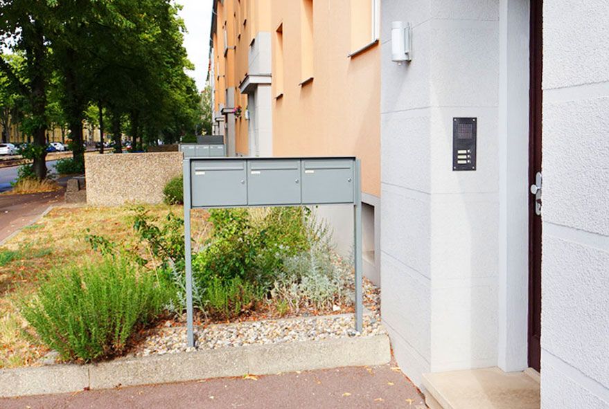 Freistehende Briefkastenanlage mit drei flachen Briefkästen