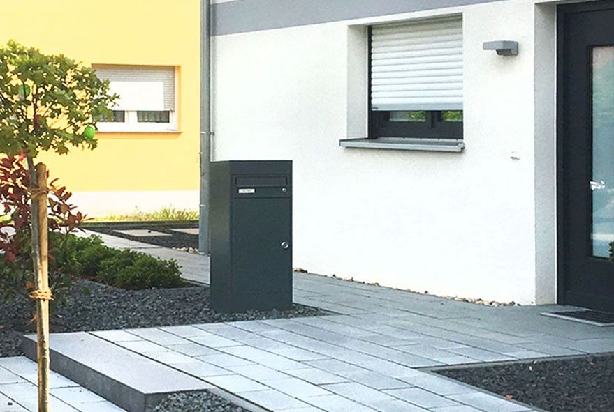 Freistehende Briefkastenanlage mit großem Post- und Paketfach in verschiedenen Varianten