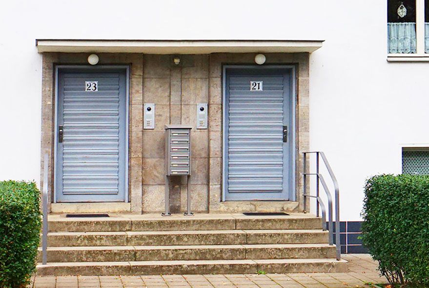 Freistehende Briefkastenanlagen im Direktvertrieb vom Hersteller erwerben und geschützt vor Wettereinflüssen aufstellen