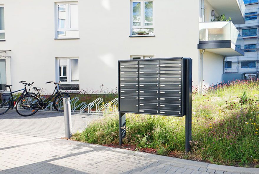 Freistehende Briefkastenanlagen mit großer Fächeranzahl für eine zentrale Briefempfangsstation