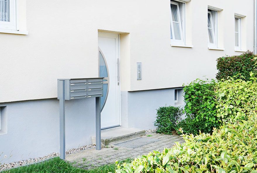 Freistehende sechser Briefkastenanlage mit zwei Standfüßen
