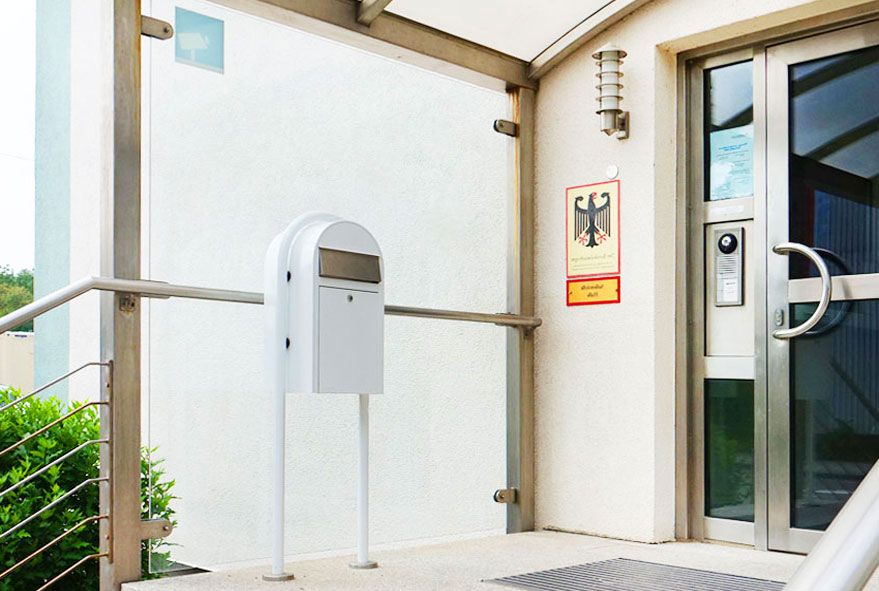 Freistehender Großbriefkasten zum aufschrauben in Wunschfarbe bestellen