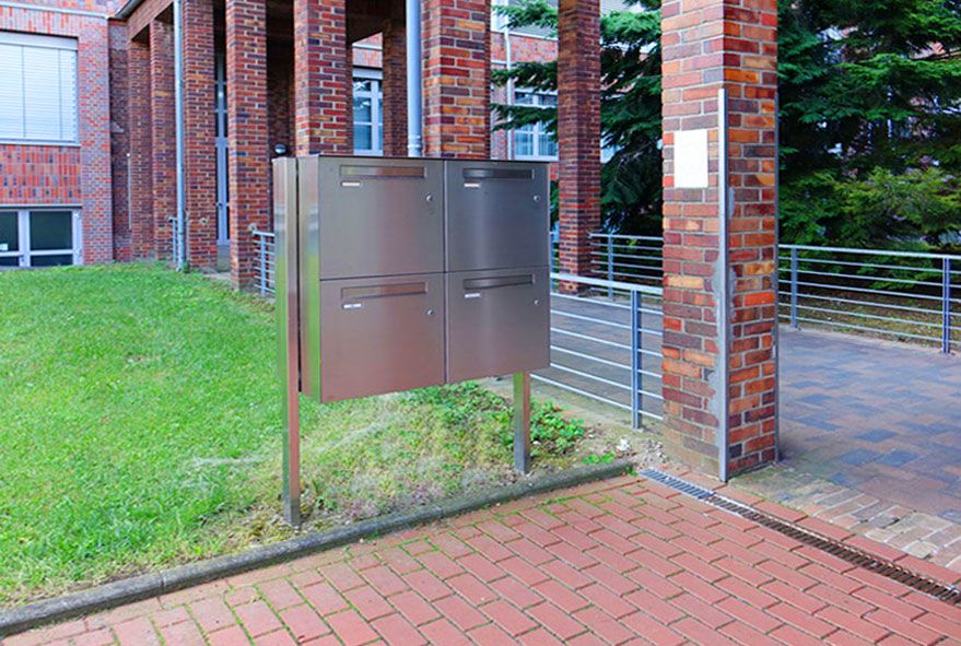 Für Behörden verfügbare freistehende Briefkastenanlagen aus Edelstahl mit viel Platz für das Postgut