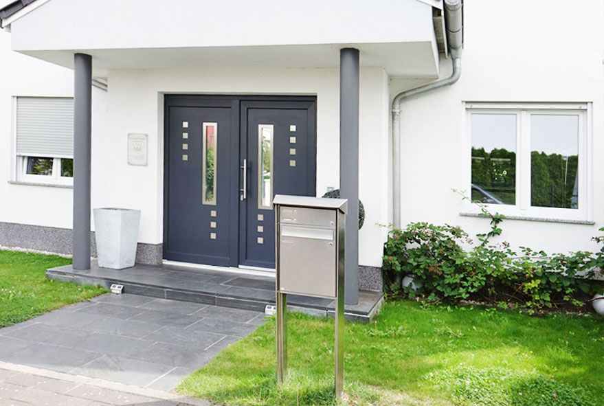Für das moderne Einfamilienhaus passender Standpostkasten als Anlage aus Edelstahl