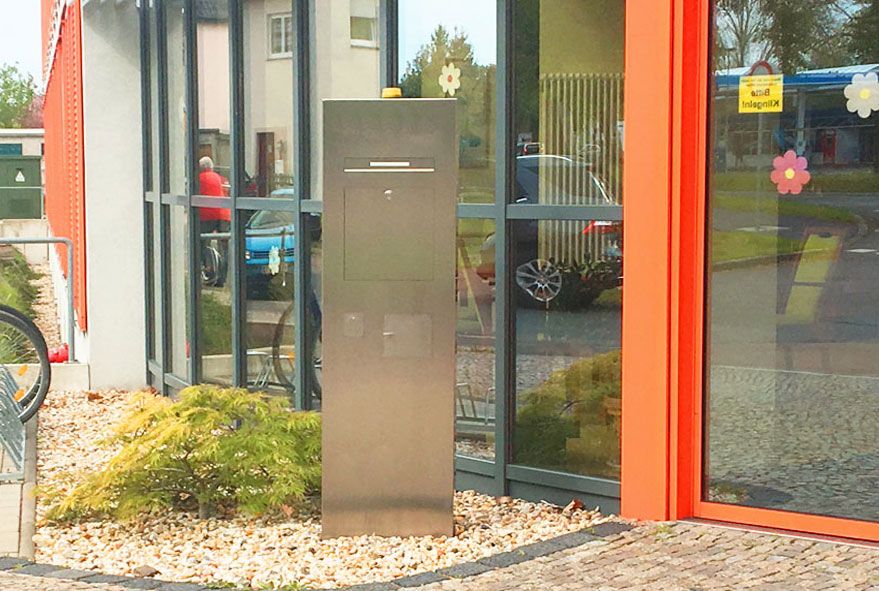 Für den Außenbereich nutzbare hochwertige Edelstahlbriefkastenstele