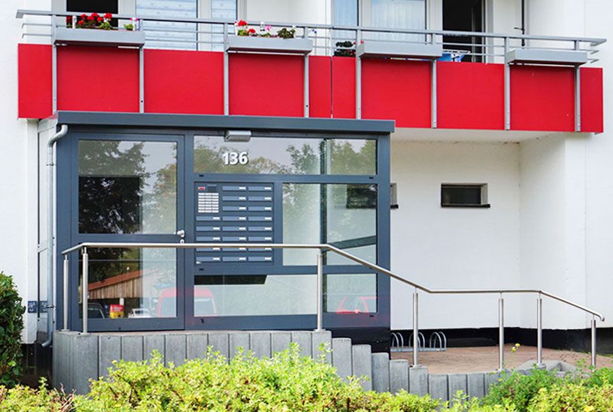 Für den Einbau im Türseitenteil werden häufig Briefkastenmodelle mit hinterer Postentnahme verwendet