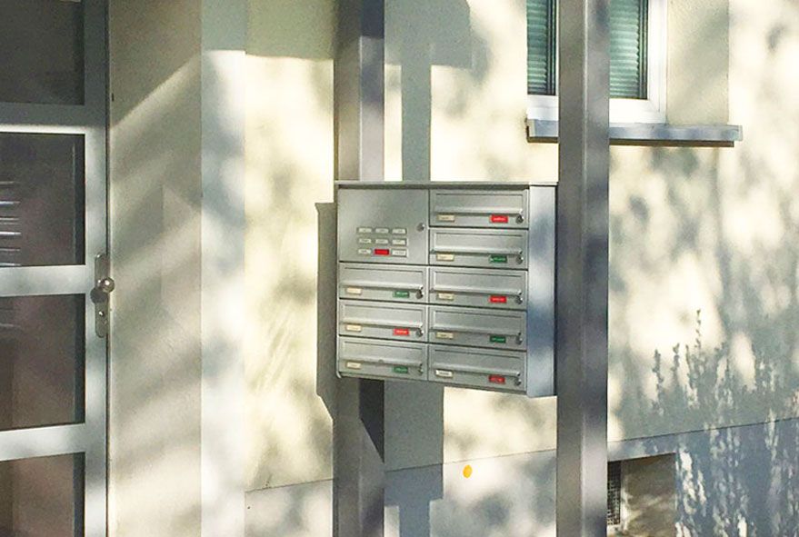 Für den Hauseingang verwendbare Briefkastenanlagen in verschiedenen Maßen und Formen