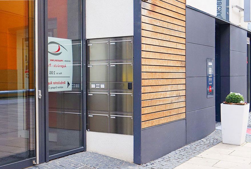 Für die Aufwertung der Wand am besten Luxus-Edelstahlbriefkastenanlagen verwenden