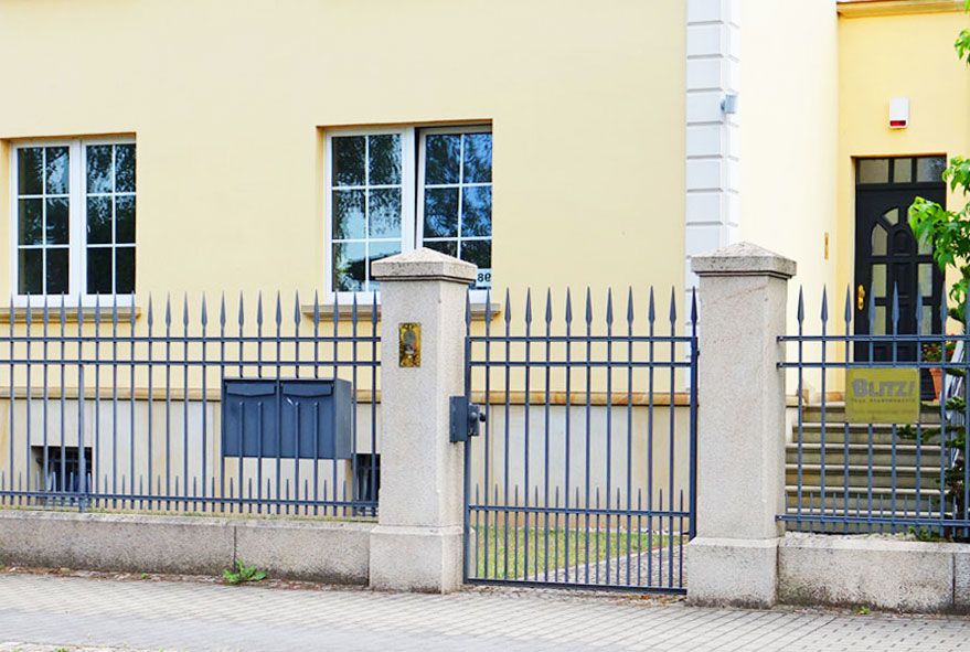 Für die rückseitige Postentnahme ausgelegte Doppelbriefkastenanlagen
