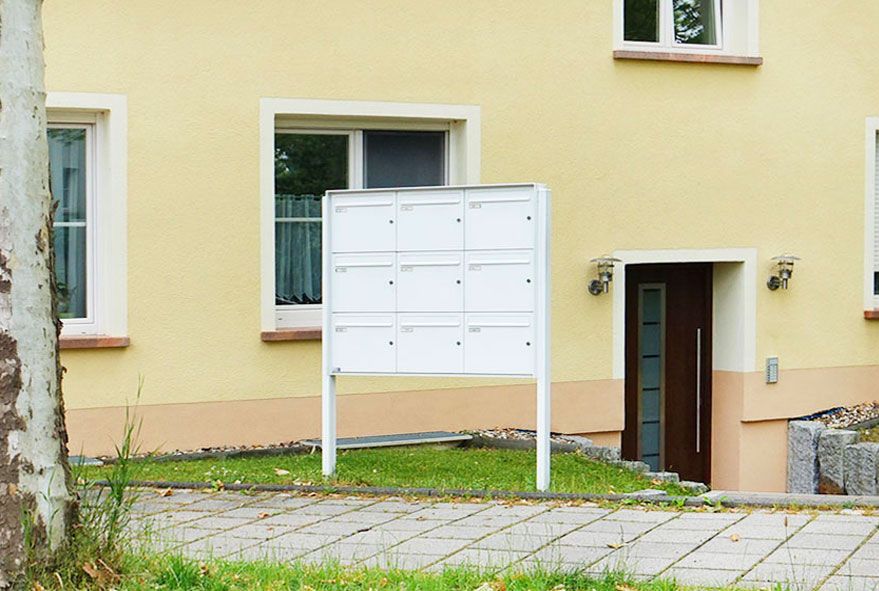 Für die stehende Montage produzierte Briefkastenanlage mit 9-Fächern kostengünstig konzipieren