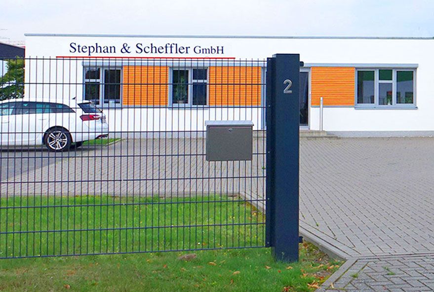Für Dreh- oder Schiebetore farblich gut passende beschichtete Briefkastenanlagen bestellen
