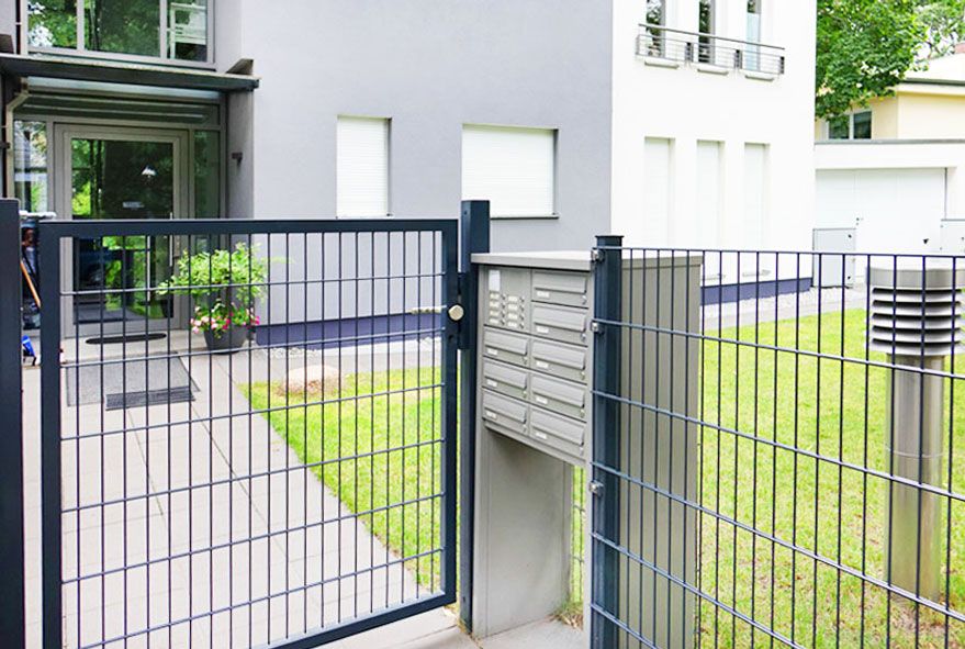 Für ein hohes Postvolumen in Briefkastenanlagen sorgen ein ausreichend großer Innenraum und die Komforttiefe der Postfächer für genügend Platz
