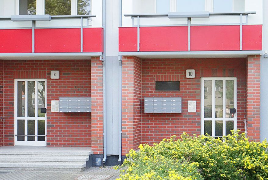 Für Ein- oder Zwei- und Mehrfamilienhäuser gibt es passende Aufputzbriefkastanlagen lackiert oder aus Edelstahl