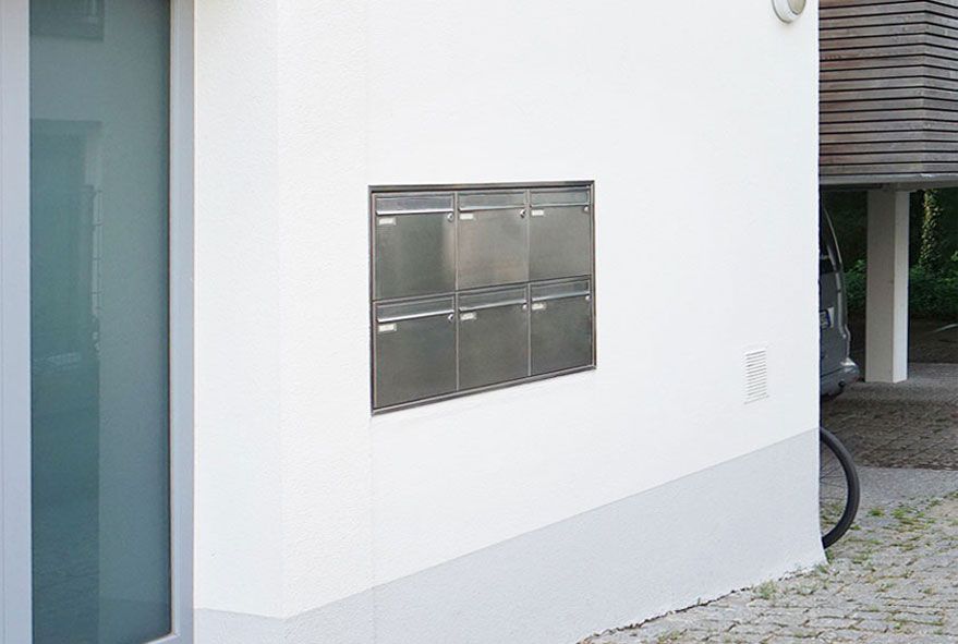 Für eine optisch einheitliche Briefkastenanlage die Postkästen entweder neben oder übereinander anordnen