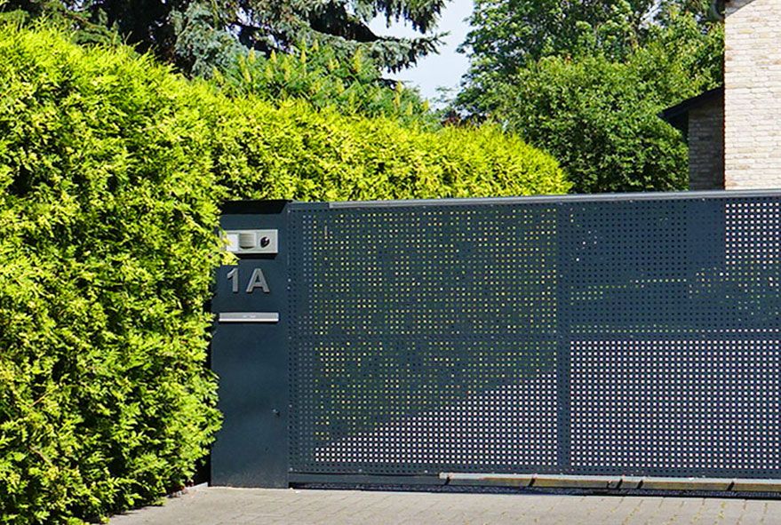 Für elektrisches Schiebetor geeignete Briefkastenanlage verwenden