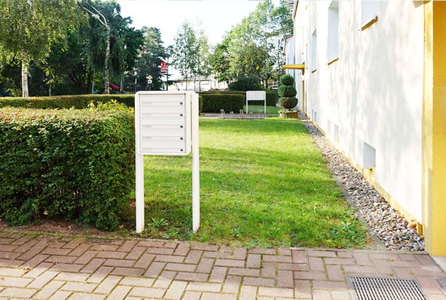 Für freistehende Briefkastenanlagen den passenden Aufstellungsort mit ausreichend Platz für die Anlage finden