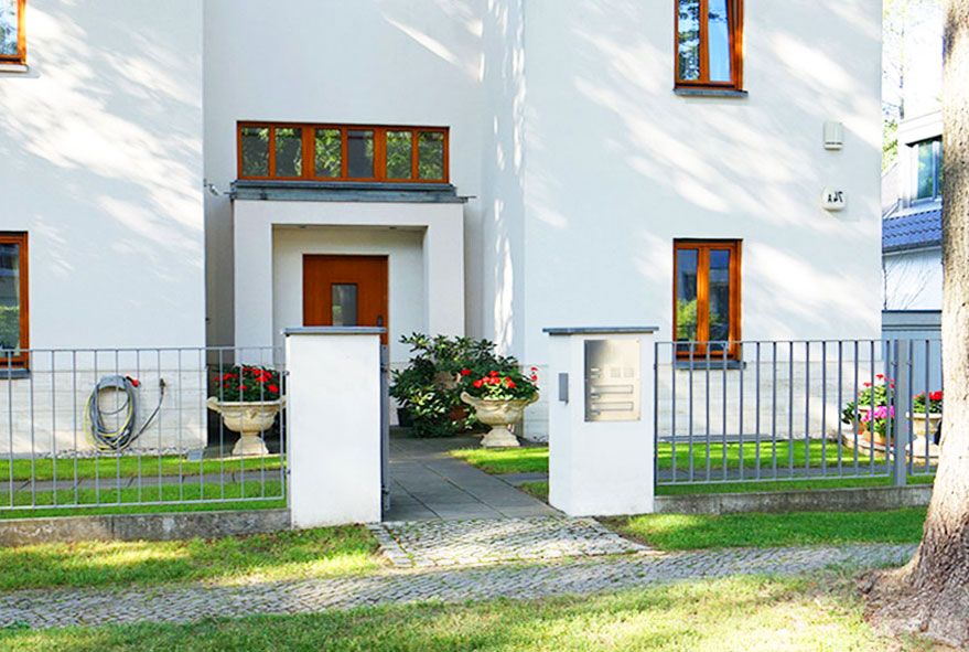 Für gemauerte Grundstücksbegrenzung geeignete Durchwurfbriefkastenanlagen