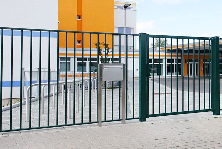 Für Industriebetriebe einzelne Briefkastenanlagen gut zugänglich vor dem Tor positionieren