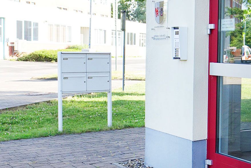 Für Industrie und Gewerbe geeignete Werks-Briefkastenanlagen und große Einzelbriefkästen