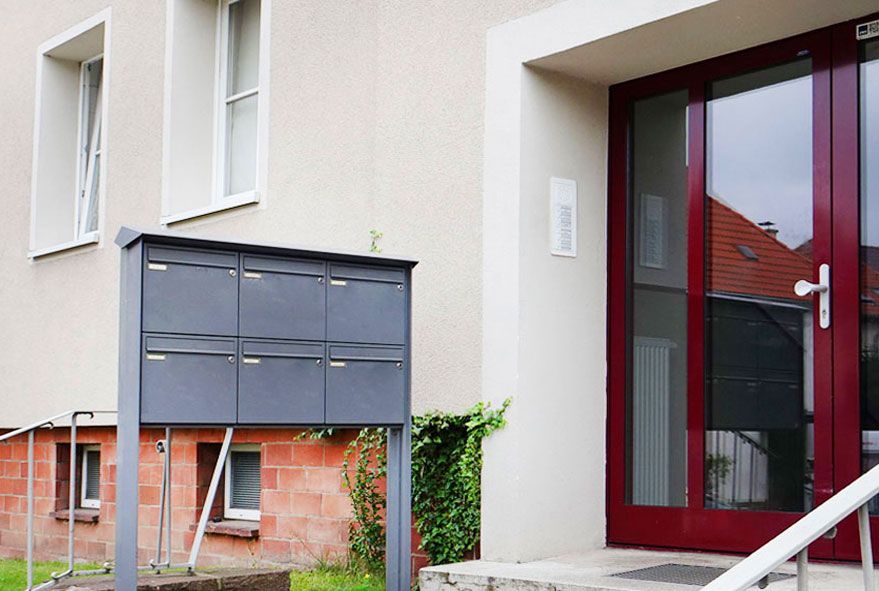 Für Mehrfamilienhäuser geeignete Briefkästen als Anlage mit hoher Stückzahl