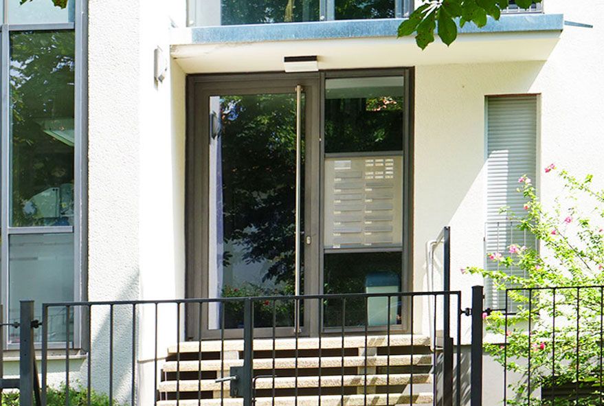 Für viele Haushalte in Wohnblöcken große Briefkästen und Briefkastenanlagen verwenden