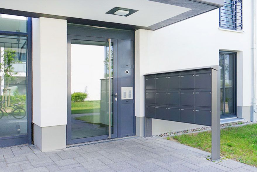 Für viele Wohneinheiten eine passende Briefkastenanlage mit Standfüßen planen