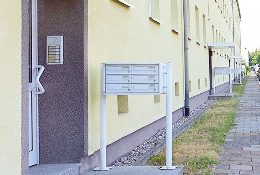 Für Wohnblöcke und Reihenhäuser Briefkastenanlagen aus einer baugleichen Serie kaufen