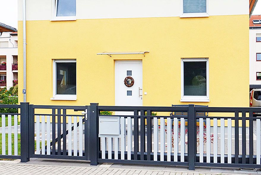 Für Zaunmontage geeignete Designerpostkastenanlagen mit rückseitiger Postentnahme