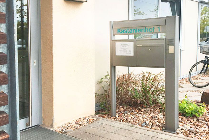 Funktionskästen und Beschriftungen an Briefkastenanlagen helfen eine leichte und übersichtliche Nutzung zu ermöglichen