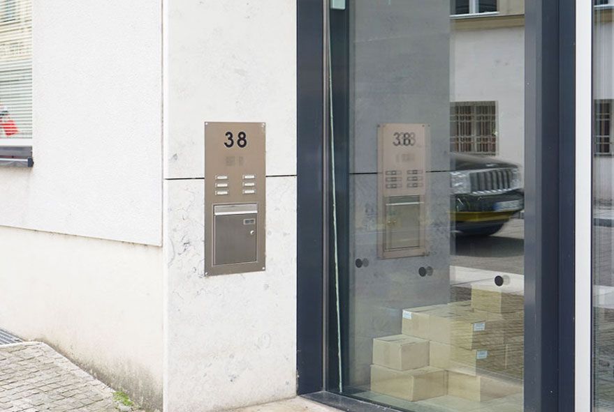 Funktionsmodule sind auch bei Briefkastenanlagen möglich welche in der Wand eingelassen sind