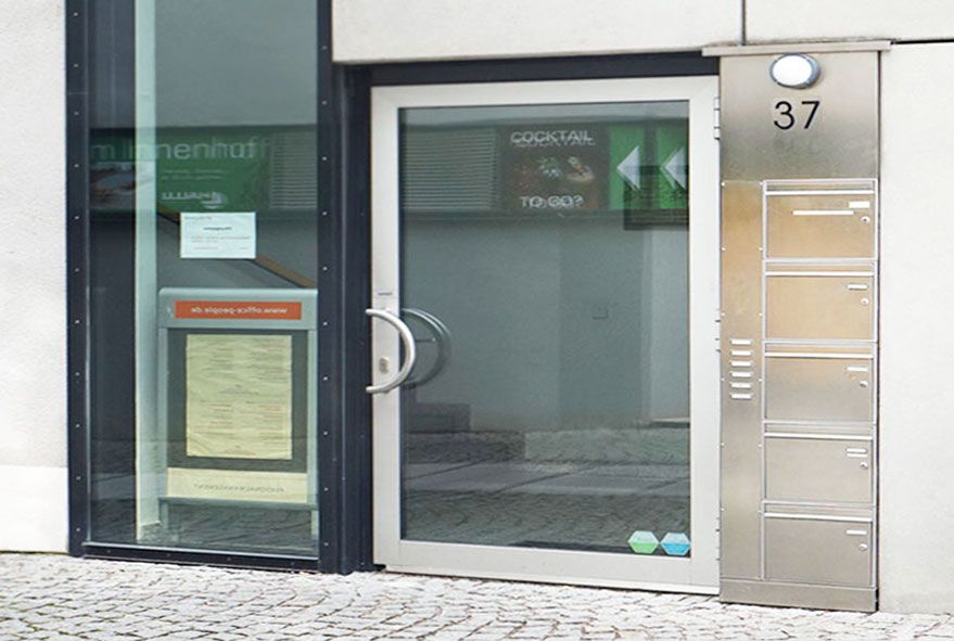 Gebürsteter Edelstahl findet auch bei Briefkastenanlagen für mehrere Mietparteien Verwendung