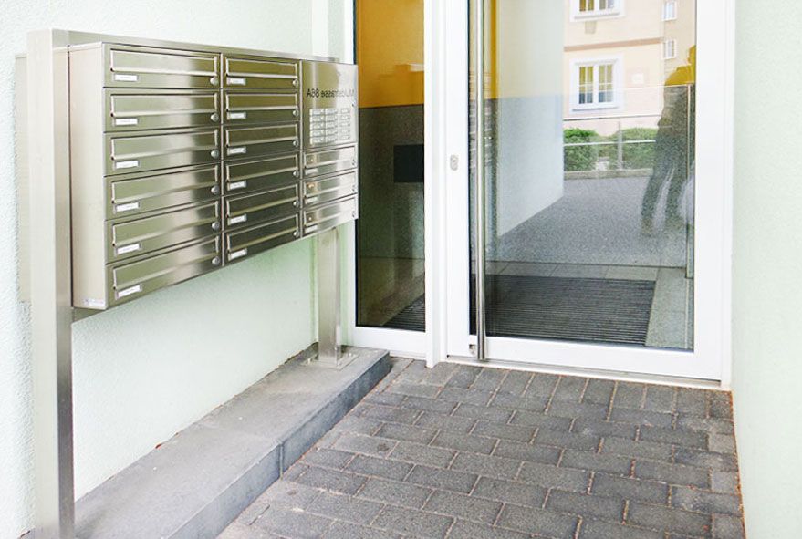 Geeignete Briefkastenanlage als Großanlage mit vielen integrierten Postfächern