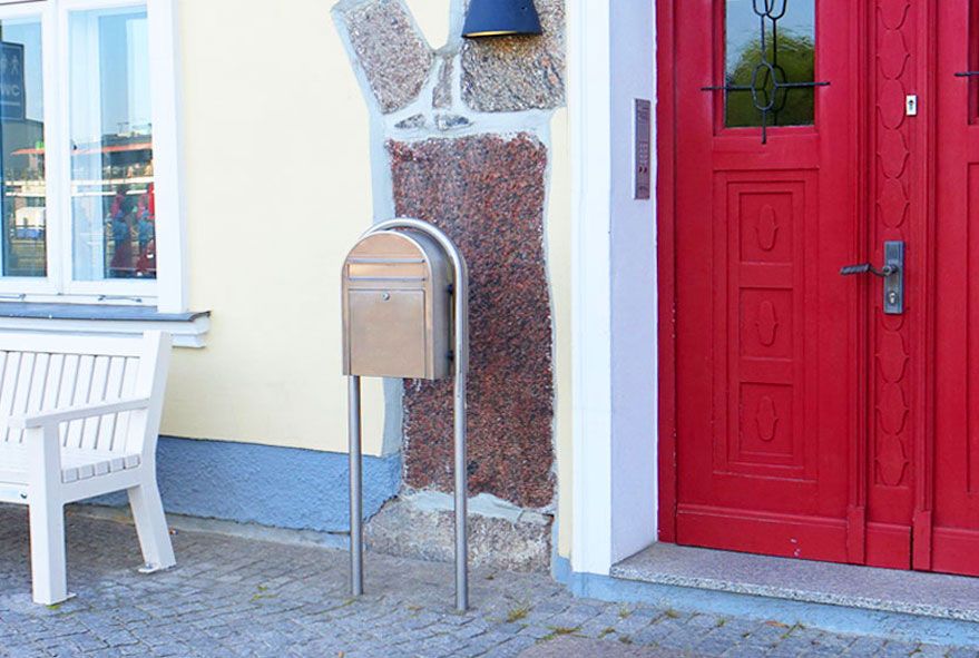 Geeigneten Rundbogenständer für freistehende Montage von abgerundeten Briefkästen kaufen