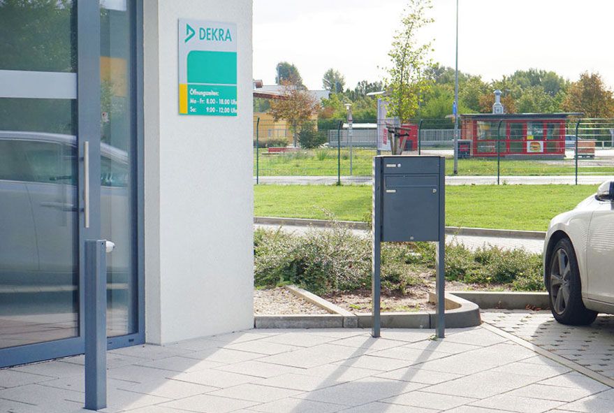 Gegen Diebstahl und Vandalismus kann bei Briefkastenanlagen eine integrierte Postentnahmesicherung helfen