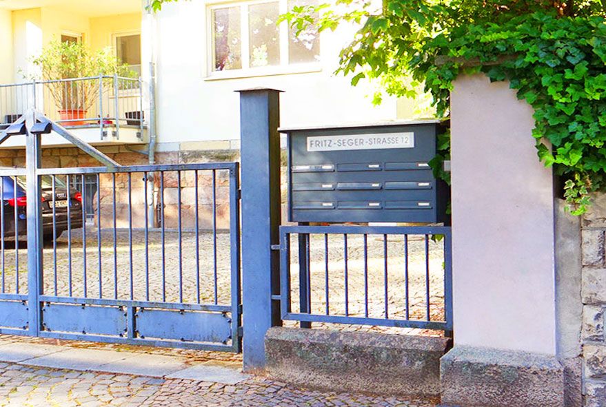 Gekaufte Briefkastenanlagen mit Hausnummer und Straßennamen beschriften lassen