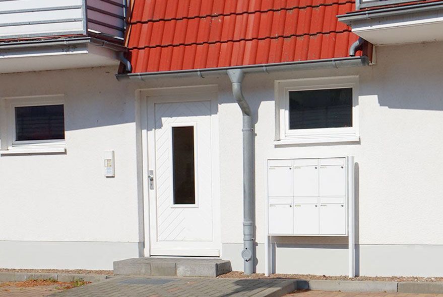 Gemäß der Postverordnung für Postboten und Zusteller sollte jede Briefkastenanlage frei zugänglich sein