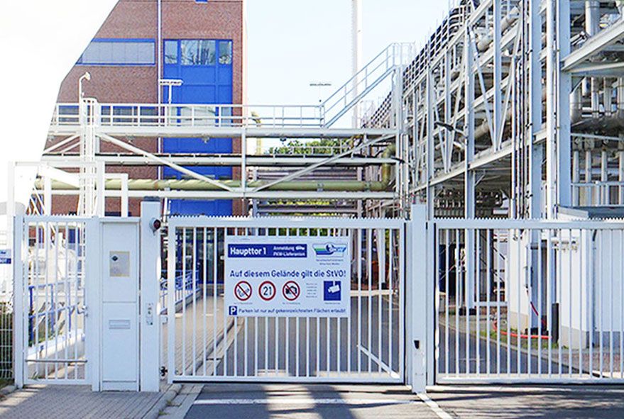 Gerade die im Werkstor integrierte zeitgemäße Briefkastenanlage erfordert zusätzliche Komponenten