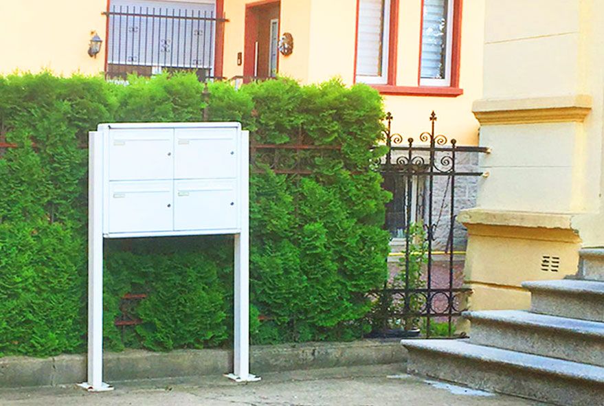Gerade im Außenbereich rund ums Haus wirkt eine Standbriefkastenanlage ansprechend und ist nicht zu übersehen