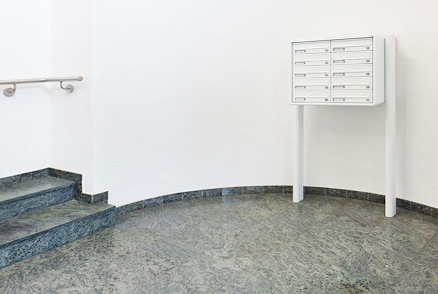 Geräumige Briefkastenanlage für viele Mieter im Innenbereich des Hauses aufstellen
