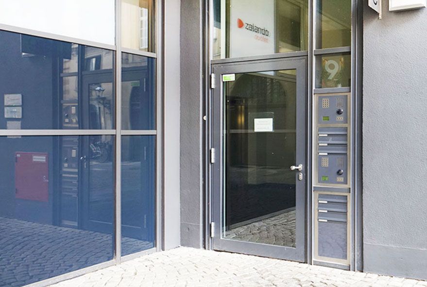 Gestalterische Freiheit in Farbe - Design und Beschriftung bei sonder angefertigten Briefkastenanlagen