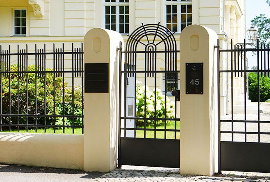 Getrennt in Mauersäule angebrachte Briefkastenanlagen mit Funktionselementen erweitert