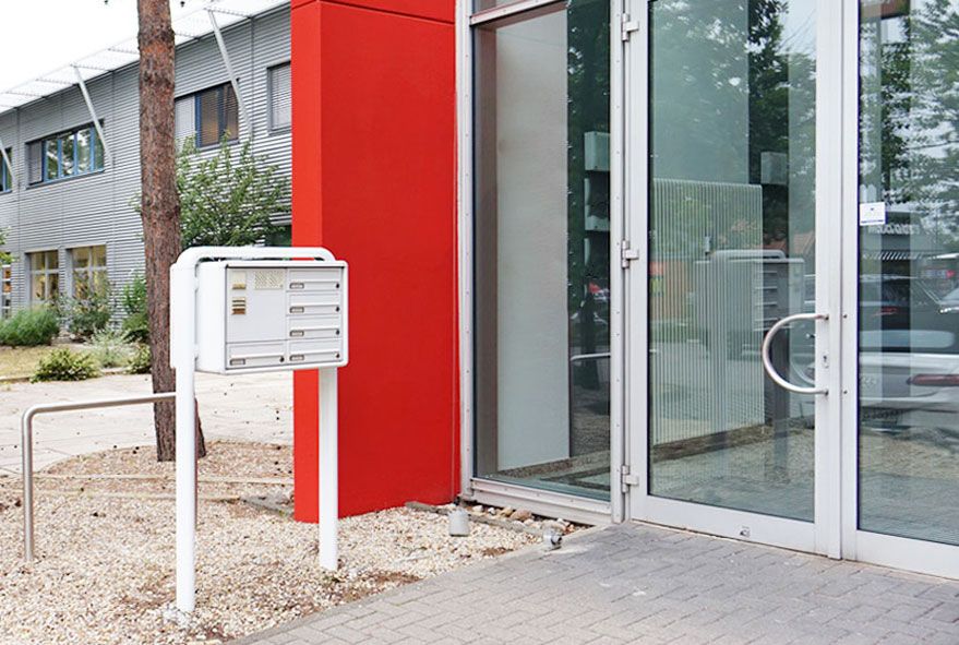 Gewerbliche Kunden greifen auch auf pulverbeschichtete Briefkastenanlagen mit Standfüßen zurück