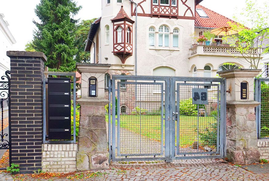 Gleiche oder unterschiedliche Posteinwurffächer finden sich auch bei Briefkastenanlagen mit Witterungsschutz